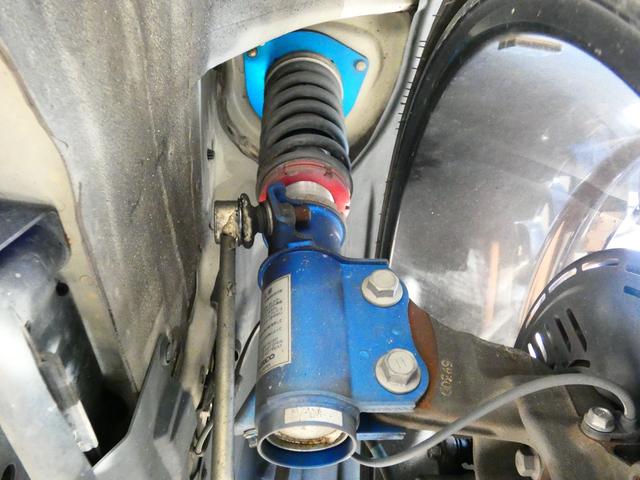 ８６ ＧＴ　社外フルストレートマフラー　ＣＵＳＣＯ車高調　ＴＲＤエアロ　ＲＡＹＳ１９インチＡＷ　ＢＬＩＴＺ３連メーター　社外ヘッド・テール　リアウイング　純正ナビ　フルセグＴＶ　バックカメラ　パドルシフト　バリ物（6枚目）