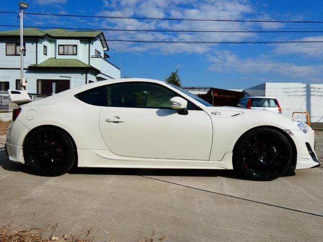 ８６ ＧＴ　社外フルストレートマフラー　ＣＵＳＣＯ車高調　ＴＲＤエアロ　ＲＡＹＳ１９インチＡＷ　ＢＬＩＴＺ３連メーター　社外ヘッド・テール　リアウイング　純正ナビ　フルセグＴＶ　バックカメラ　パドルシフト　バリ物（13枚目）