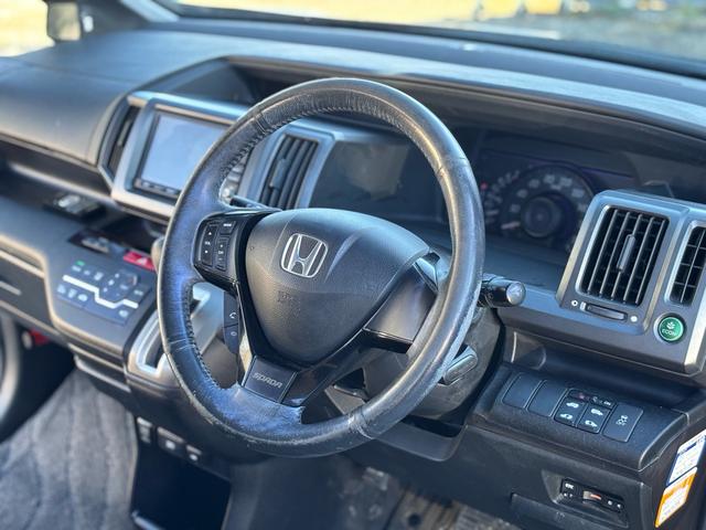 ステップワゴンスパーダ Ｚ　ＨＤＤナビエディション　両側パワースライドドア　ＡＬＰＩＮＥフリップダウンモニター　ＨＤＤナビ　フルセグＴＶ　バックカメラ　ビルトインＥＴＣ　パドルシフト　純正アルミ　スマートキー　記録簿　修復歴なし（10枚目）