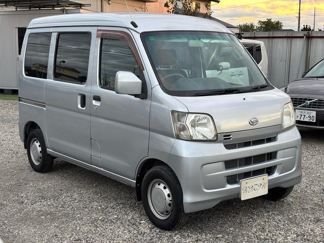 ハイゼットカーゴ クルーズ　走行５万ｋｍ台　ハイルーフ　５ＭＴ　オーバーヘッドシェルフ　全席パワーウィンドウ　電格ミラー　キーレス　オーディオ　エアコン　ＡＢＳ　エアバック　修復歴なし（3枚目）