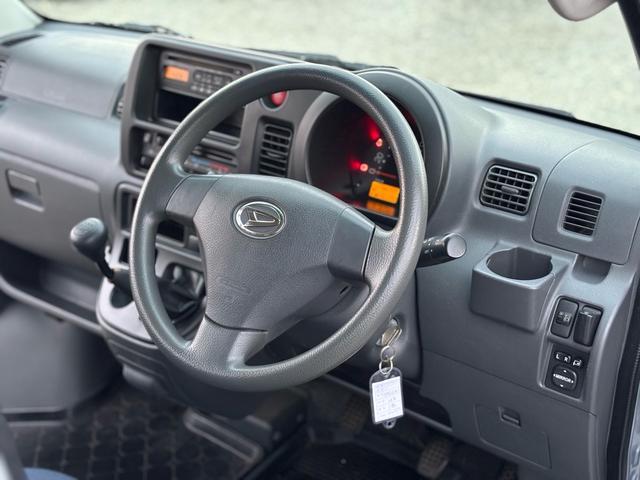 ハイゼットカーゴ クルーズ　走行５万ｋｍ台　ハイルーフ　５ＭＴ　オーバーヘッドシェルフ　全席パワーウィンドウ　電格ミラー　キーレス　オーディオ　エアコン　ＡＢＳ　エアバック　修復歴なし（9枚目）