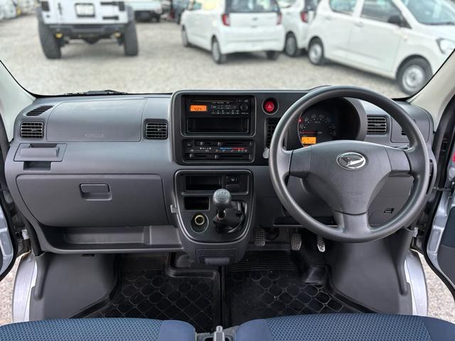 ハイゼットカーゴ クルーズ　走行５万ｋｍ台　ハイルーフ　５ＭＴ　オーバーヘッドシェルフ　全席パワーウィンドウ　電格ミラー　キーレス　オーディオ　エアコン　ＡＢＳ　エアバック　修復歴なし（10枚目）