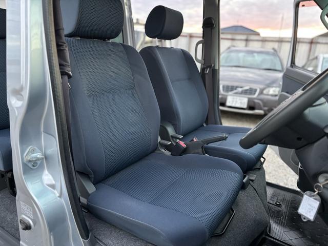 ハイゼットカーゴ クルーズ　走行５万ｋｍ台　ハイルーフ　５ＭＴ　オーバーヘッドシェルフ　全席パワーウィンドウ　電格ミラー　キーレス　オーディオ　エアコン　ＡＢＳ　エアバック　修復歴なし（11枚目）