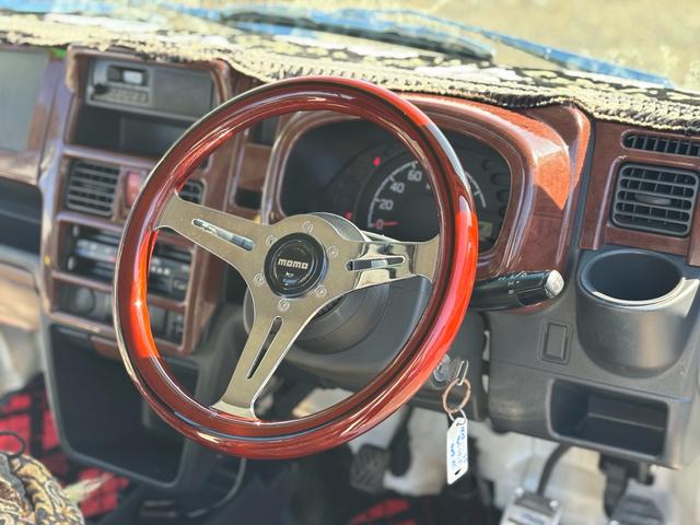 キャリイトラック ＫＣエアコン・パワステ　５ＭＴ　パートタイム４ＷＤ　オーバーフェンダー　社外ステアリング　社外アルミ　社外マフラー　社外シフトノブ　シートカバー　ＥＴＣ　エアロパーツ　メッキパーツ　ＡＢＳ　修復歴なし　デコトラ風カスタム（17枚目）