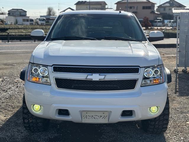 シボレーアバランチ 　４ＷＤ　サンルーフ　ナビ　ＴＶ　Ｂｌｕｅｔｏｏｔｈ　ＥＴＣ　社外ヘッドライト　ＧＩＢＳＯＮマフラー　革　パワーシート　社外アルミ　ヒッチメンバー　キーレス　０７年モデル　修復歴なし（3枚目）