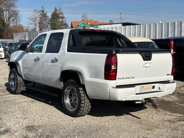 シボレーアバランチ 　４ＷＤ　サンルーフ　ナビ　ＴＶ　Ｂｌｕｅｔｏｏｔｈ　ＥＴＣ　社外ヘッドライト　ＧＩＢＳＯＮマフラー　革　パワーシート　社外アルミ　ヒッチメンバー　キーレス　０７年モデル　修復歴なし（10枚目）