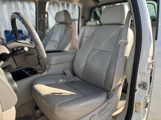 シボレーアバランチ 　４ＷＤ　サンルーフ　ナビ　ＴＶ　Ｂｌｕｅｔｏｏｔｈ　ＥＴＣ　社外ヘッドライト　ＧＩＢＳＯＮマフラー　革　パワーシート　社外アルミ　ヒッチメンバー　キーレス　０７年モデル　修復歴なし（14枚目）