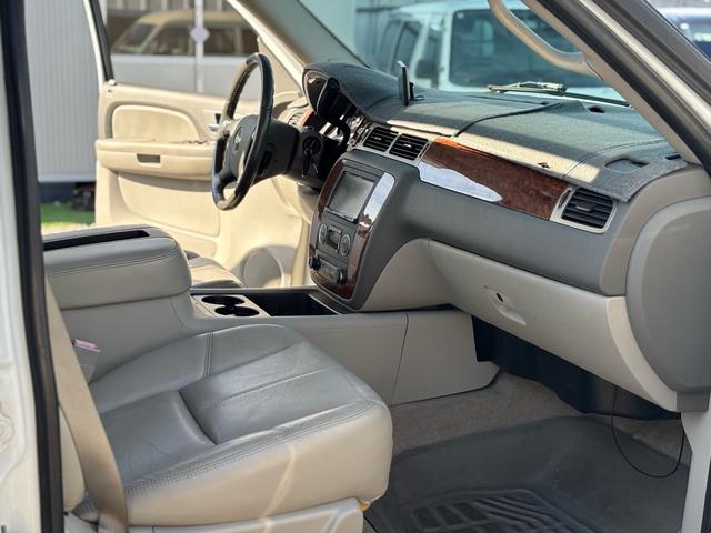 シボレーアバランチ 　４ＷＤ　サンルーフ　ナビ　ＴＶ　Ｂｌｕｅｔｏｏｔｈ　ＥＴＣ　社外ヘッドライト　ＧＩＢＳＯＮマフラー　革　パワーシート　社外アルミ　ヒッチメンバー　キーレス　０７年モデル　修復歴なし（25枚目）