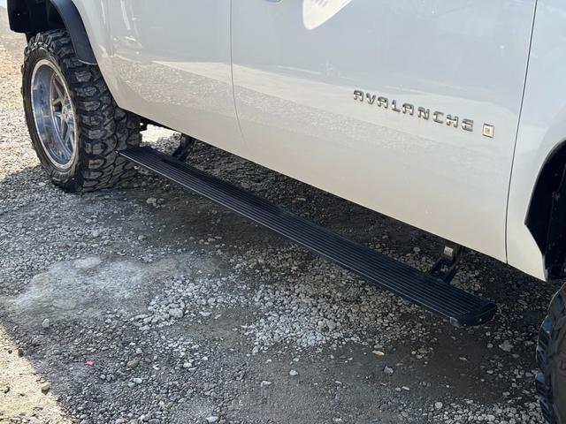 シボレーアバランチ 　４ＷＤ　サンルーフ　ナビ　ＴＶ　Ｂｌｕｅｔｏｏｔｈ　ＥＴＣ　社外ヘッドライト　ＧＩＢＳＯＮマフラー　革　パワーシート　社外アルミ　ヒッチメンバー　キーレス　０７年モデル　修復歴なし（28枚目）