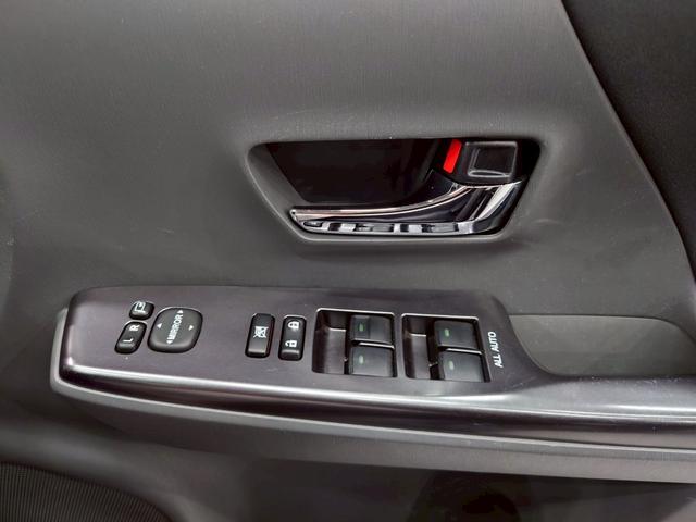 プリウスアルファ Ｓ　チューン　ブラック　ユーザー様直接仕入れ　社外ナビ　フルセグＴＶ　Ｂｌｕｅｔｏｏｔｈ　バックモニター　フリップダウンモニター　ＬＥＤヘッドライト　フォグ　純正１６インチＡＷ　ステアスイッチ　スマートキー　予備キー　ＥＴＣ（29枚目）
