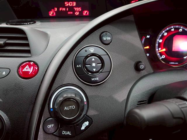 シビック タイプＲ　ユーロ　ユーザー様直接仕入れ　６速ＭＴ　純正オーディオ　純正１８インチＡＷ　ＨＩＤヘッドライト　フォグランプ　専用バケットシート　ステアスイッチ　クリアランスソナー　ドラレコ　リモコンキー　スペアキー　ＥＴＣ（32枚目）