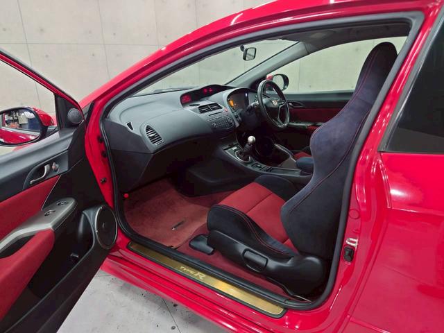 シビック タイプＲ　ユーロ　ユーザー様直接仕入れ　６速ＭＴ　純正オーディオ　純正１８インチＡＷ　ＨＩＤヘッドライト　フォグランプ　専用バケットシート　ステアスイッチ　クリアランスソナー　ドラレコ　リモコンキー　スペアキー　ＥＴＣ（48枚目）