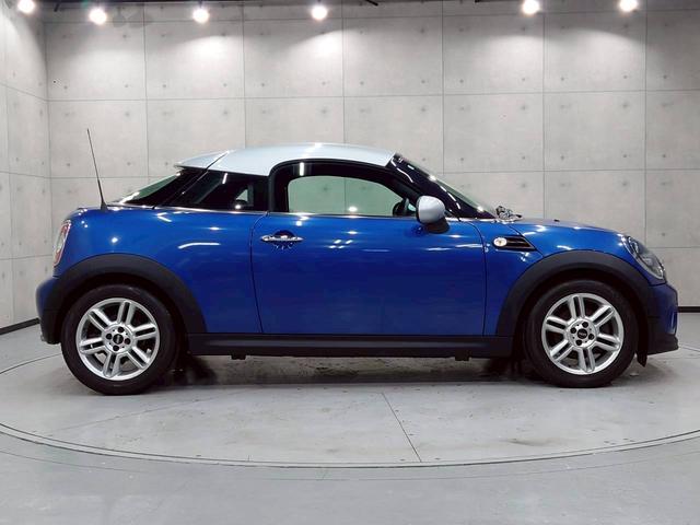 ＭＩＮＩ クーパー　クーペ　ユーザー様直接仕入　６速ＭＴ　ツートンカラー　センターストライプ　可変リアスポイラー　ＨＩＤヘッドライト　純正１６インチＡＷ　純正オーディオ　ドラレコ　プッシュスタート　パーキングソナー　ＥＴＣ車載器（13枚目）