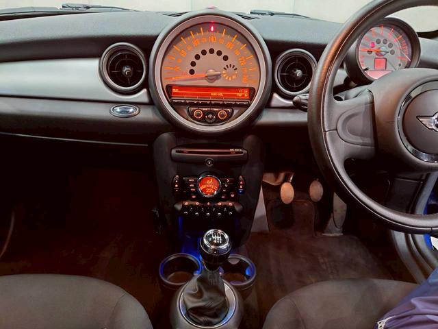 ＭＩＮＩ クーパー　クーペ　ユーザー様直接仕入　６速ＭＴ　ツートンカラー　センターストライプ　可変リアスポイラー　ＨＩＤヘッドライト　純正１６インチＡＷ　純正オーディオ　ドラレコ　プッシュスタート　パーキングソナー　ＥＴＣ車載器（25枚目）