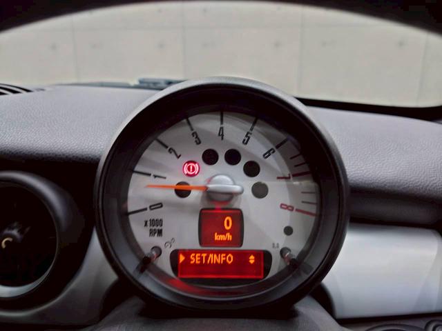 ＭＩＮＩ クーパー　クーペ　ユーザー様直接仕入　６速ＭＴ　ツートンカラー　センターストライプ　可変リアスポイラー　ＨＩＤヘッドライト　純正１６インチＡＷ　純正オーディオ　ドラレコ　プッシュスタート　パーキングソナー　ＥＴＣ車載器（26枚目）