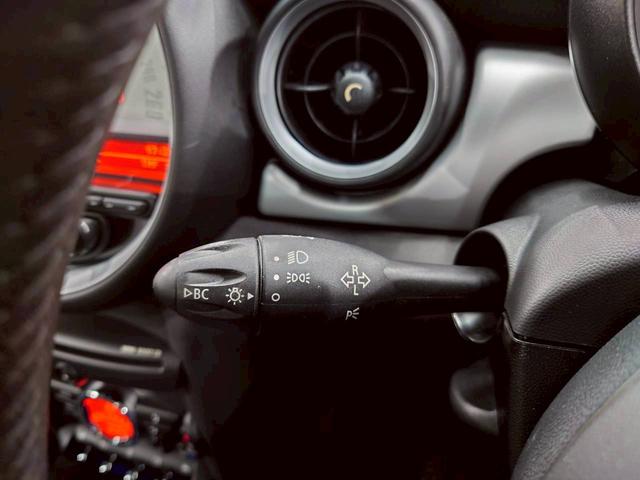 ＭＩＮＩ クーパー　クーペ　ユーザー様直接仕入　６速ＭＴ　ツートンカラー　センターストライプ　可変リアスポイラー　ＨＩＤヘッドライト　純正１６インチＡＷ　純正オーディオ　ドラレコ　プッシュスタート　パーキングソナー　ＥＴＣ車載器（29枚目）