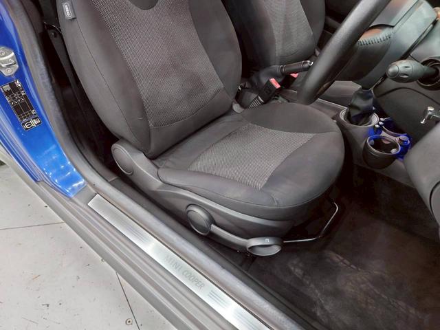 ＭＩＮＩ クーパー　クーペ　ユーザー様直接仕入　６速ＭＴ　ツートンカラー　センターストライプ　可変リアスポイラー　ＨＩＤヘッドライト　純正１６インチＡＷ　純正オーディオ　ドラレコ　プッシュスタート　パーキングソナー　ＥＴＣ車載器（43枚目）