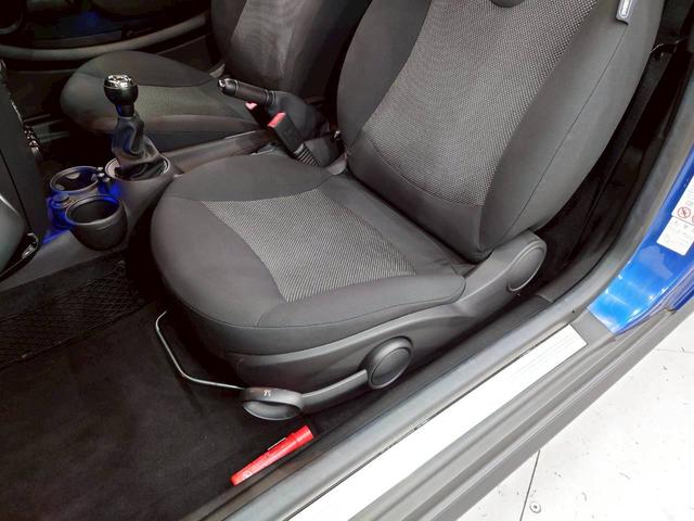 ＭＩＮＩ クーパー　クーペ　ユーザー様直接仕入　６速ＭＴ　ツートンカラー　センターストライプ　可変リアスポイラー　ＨＩＤヘッドライト　純正１６インチＡＷ　純正オーディオ　ドラレコ　プッシュスタート　パーキングソナー　ＥＴＣ車載器（44枚目）