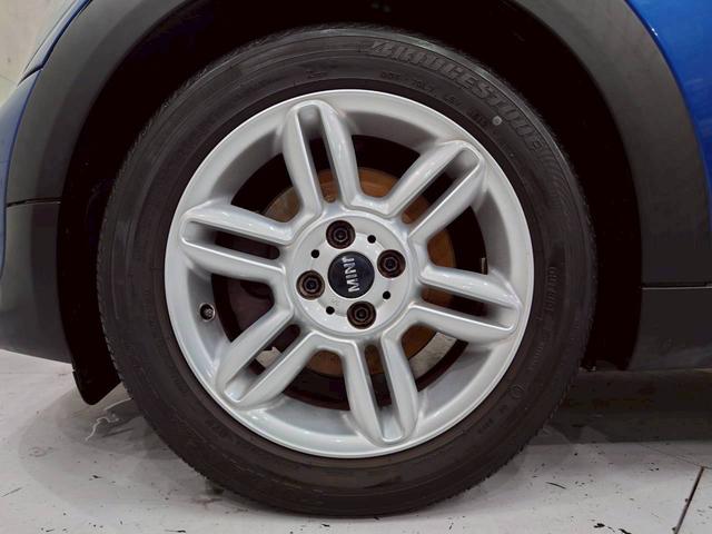 ＭＩＮＩ クーパー　クーペ　ユーザー様直接仕入　６速ＭＴ　ツートンカラー　センターストライプ　可変リアスポイラー　ＨＩＤヘッドライト　純正１６インチＡＷ　純正オーディオ　ドラレコ　プッシュスタート　パーキングソナー　ＥＴＣ車載器（50枚目）