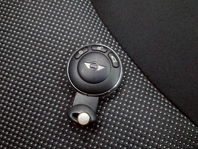 ＭＩＮＩ クーパー　クーペ　ユーザー様直接仕入　６速ＭＴ　ツートンカラー　センターストライプ　可変リアスポイラー　ＨＩＤヘッドライト　純正１６インチＡＷ　純正オーディオ　ドラレコ　プッシュスタート　パーキングソナー　ＥＴＣ車載器（54枚目）