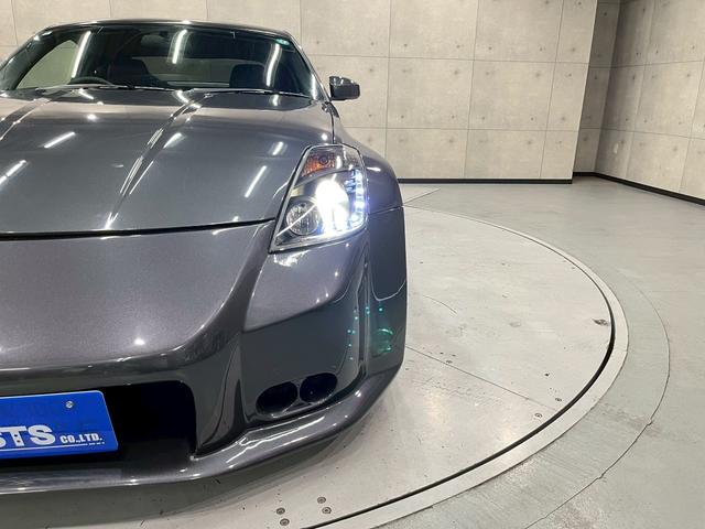 フェアレディZ バージョンT 社外エアロバンパー トランクスポイラー 社外ヘッドライト・20インチアルミ 黒革シート パワーシート 社外ナビ フルセグTV Bluetooth バックモニター 革巻きステア リモコンキー ETC(10枚目)