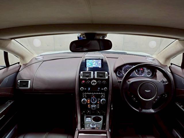 ラピード ベースグレード　ユーザー様直接仕入れ　Ｖ１２エンジン　純正２０インチゴールド塗装ＡＷ　純正ナビ　バックモニター　茶レザーシート　パワーシート　シートヒーター　タッチトロニック　Ｂａｎｇ＆Ｏｌｆｓｅｎスピーカー　ＥＴＣ（22枚目）