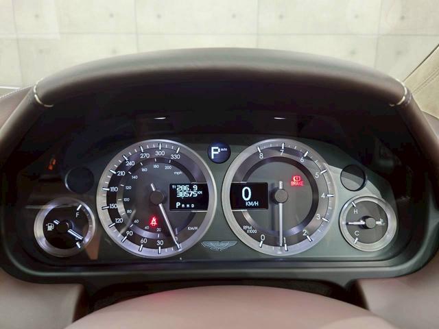 ラピード ベースグレード　ユーザー様直接仕入れ　Ｖ１２エンジン　純正２０インチゴールド塗装ＡＷ　純正ナビ　バックモニター　茶レザーシート　パワーシート　シートヒーター　タッチトロニック　Ｂａｎｇ＆Ｏｌｆｓｅｎスピーカー　ＥＴＣ（23枚目）