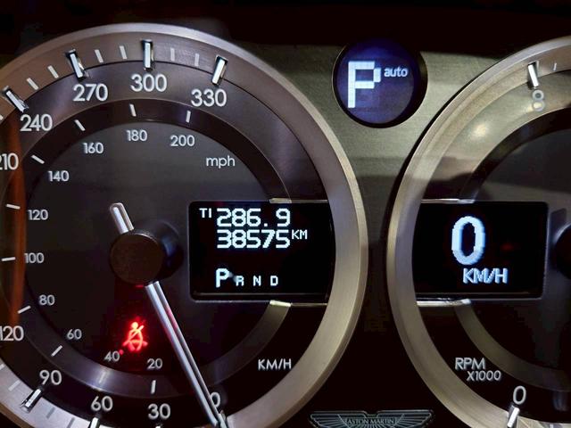 ラピード ベースグレード　ユーザー様直接仕入れ　Ｖ１２エンジン　純正２０インチゴールド塗装ＡＷ　純正ナビ　バックモニター　茶レザーシート　パワーシート　シートヒーター　タッチトロニック　Ｂａｎｇ＆Ｏｌｆｓｅｎスピーカー　ＥＴＣ（24枚目）