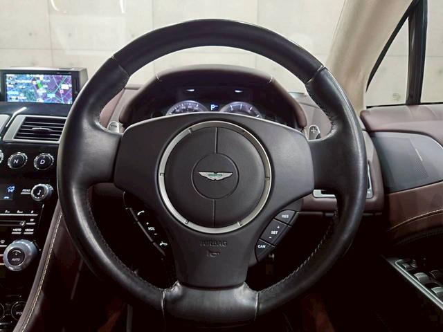 ラピード ベースグレード　ユーザー様直接仕入れ　Ｖ１２エンジン　純正２０インチゴールド塗装ＡＷ　純正ナビ　バックモニター　茶レザーシート　パワーシート　シートヒーター　タッチトロニック　Ｂａｎｇ＆Ｏｌｆｓｅｎスピーカー　ＥＴＣ（25枚目）