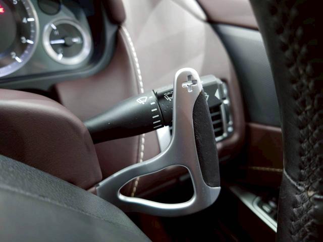 ラピード ベースグレード　ユーザー様直接仕入れ　Ｖ１２エンジン　純正２０インチゴールド塗装ＡＷ　純正ナビ　バックモニター　茶レザーシート　パワーシート　シートヒーター　タッチトロニック　Ｂａｎｇ＆Ｏｌｆｓｅｎスピーカー　ＥＴＣ（29枚目）