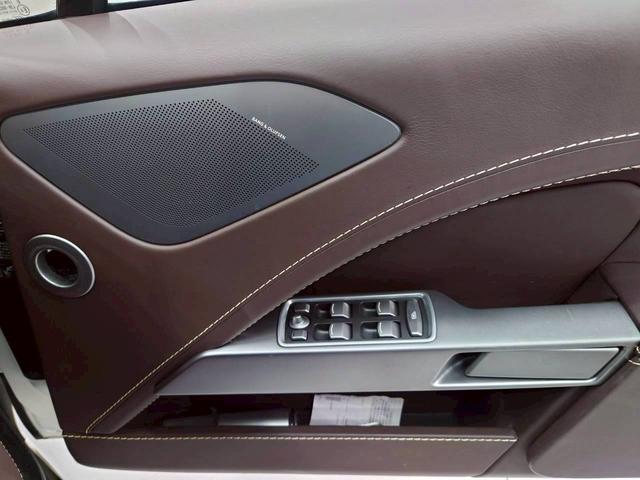 ラピード ベースグレード　ユーザー様直接仕入れ　Ｖ１２エンジン　純正２０インチゴールド塗装ＡＷ　純正ナビ　バックモニター　茶レザーシート　パワーシート　シートヒーター　タッチトロニック　Ｂａｎｇ＆Ｏｌｆｓｅｎスピーカー　ＥＴＣ（32枚目）