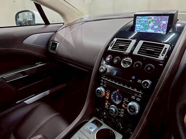 ラピード ベースグレード　ユーザー様直接仕入れ　Ｖ１２エンジン　純正２０インチゴールド塗装ＡＷ　純正ナビ　バックモニター　茶レザーシート　パワーシート　シートヒーター　タッチトロニック　Ｂａｎｇ＆Ｏｌｆｓｅｎスピーカー　ＥＴＣ（35枚目）