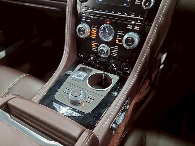 ラピード ベースグレード　ユーザー様直接仕入れ　Ｖ１２エンジン　純正２０インチゴールド塗装ＡＷ　純正ナビ　バックモニター　茶レザーシート　パワーシート　シートヒーター　タッチトロニック　Ｂａｎｇ＆Ｏｌｆｓｅｎスピーカー　ＥＴＣ（36枚目）