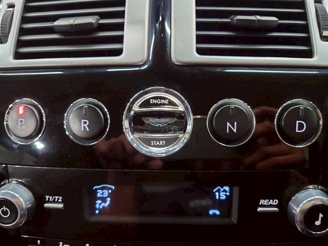 ラピード ベースグレード　ユーザー様直接仕入れ　Ｖ１２エンジン　純正２０インチゴールド塗装ＡＷ　純正ナビ　バックモニター　茶レザーシート　パワーシート　シートヒーター　タッチトロニック　Ｂａｎｇ＆Ｏｌｆｓｅｎスピーカー　ＥＴＣ（37枚目）