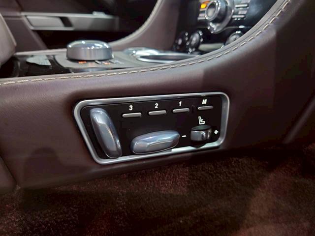 ラピード ベースグレード　ユーザー様直接仕入れ　Ｖ１２エンジン　純正２０インチゴールド塗装ＡＷ　純正ナビ　バックモニター　茶レザーシート　パワーシート　シートヒーター　タッチトロニック　Ｂａｎｇ＆Ｏｌｆｓｅｎスピーカー　ＥＴＣ（49枚目）