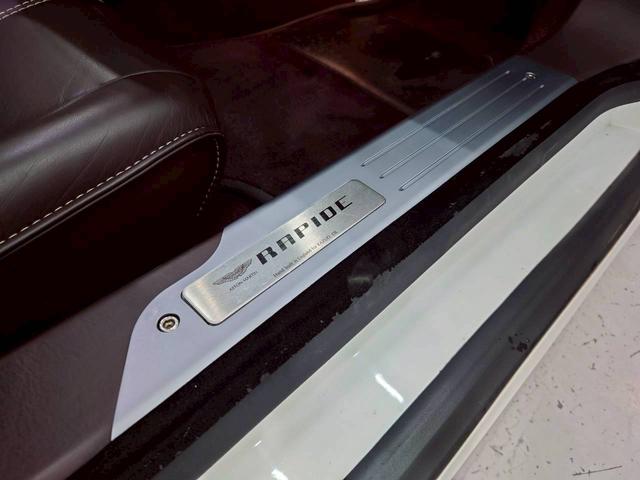 ラピード ベースグレード　ユーザー様直接仕入れ　Ｖ１２エンジン　純正２０インチゴールド塗装ＡＷ　純正ナビ　バックモニター　茶レザーシート　パワーシート　シートヒーター　タッチトロニック　Ｂａｎｇ＆Ｏｌｆｓｅｎスピーカー　ＥＴＣ（50枚目）