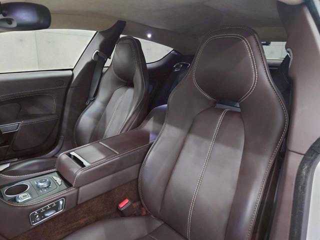 ラピード ベースグレード　ユーザー様直接仕入れ　Ｖ１２エンジン　純正２０インチゴールド塗装ＡＷ　純正ナビ　バックモニター　茶レザーシート　パワーシート　シートヒーター　タッチトロニック　Ｂａｎｇ＆Ｏｌｆｓｅｎスピーカー　ＥＴＣ（53枚目）