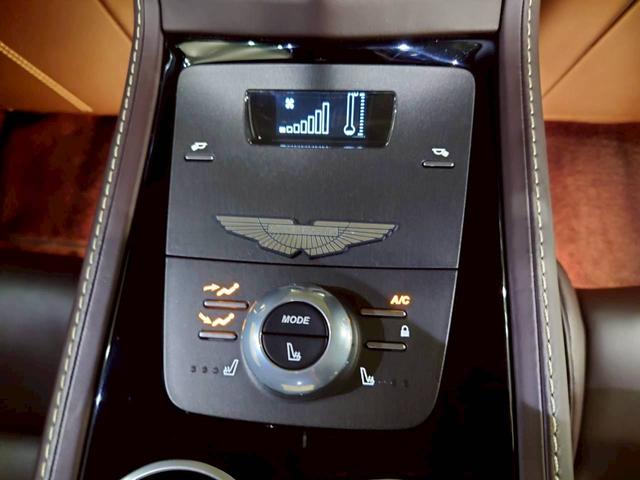 ラピード ベースグレード　ユーザー様直接仕入れ　Ｖ１２エンジン　純正２０インチゴールド塗装ＡＷ　純正ナビ　バックモニター　茶レザーシート　パワーシート　シートヒーター　タッチトロニック　Ｂａｎｇ＆Ｏｌｆｓｅｎスピーカー　ＥＴＣ（57枚目）