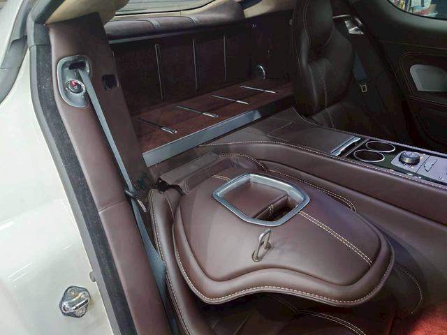 ラピード ベースグレード　ユーザー様直接仕入れ　Ｖ１２エンジン　純正２０インチゴールド塗装ＡＷ　純正ナビ　バックモニター　茶レザーシート　パワーシート　シートヒーター　タッチトロニック　Ｂａｎｇ＆Ｏｌｆｓｅｎスピーカー　ＥＴＣ（61枚目）