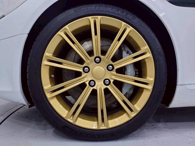 ラピード ベースグレード　ユーザー様直接仕入れ　Ｖ１２エンジン　純正２０インチゴールド塗装ＡＷ　純正ナビ　バックモニター　茶レザーシート　パワーシート　シートヒーター　タッチトロニック　Ｂａｎｇ＆Ｏｌｆｓｅｎスピーカー　ＥＴＣ（67枚目）