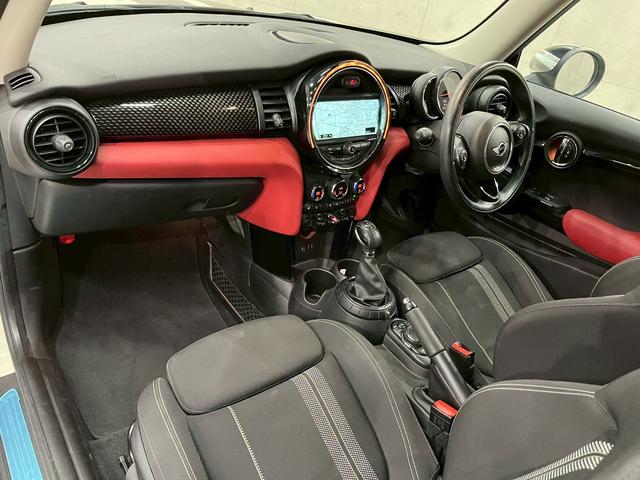 MINI クーパーS ユーザー様直接仕入れ ブラックルーフ センターストライプ HIDヘッドライト フォグ 純正17インチAW 純正ナビ BT接続 シートヒーター ステアスイッチ オートライト スマートキー ミラー型ETC(46枚目)