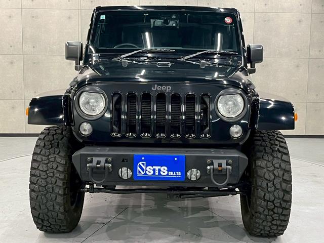 ジープ・ラングラー サハラ　ラゲッドリッジ前後バンパー　リフトアップ　ＭＴタイヤ　ＭＫＷ１７インチＡＷ　背面タイヤ　社外テールランプ　社外ナビ　フルセグＴＶ　ＢＴ接続　サイド・バックモニター　クルコン　ドラレコ　予備キー　ＥＴＣ（7枚目）