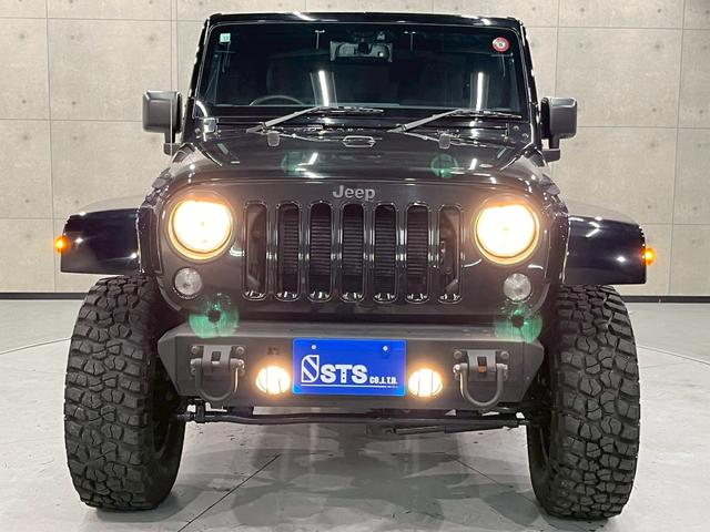 ジープ・ラングラー サハラ　ラゲッドリッジ前後バンパー　リフトアップ　ＭＴタイヤ　ＭＫＷ１７インチＡＷ　背面タイヤ　社外テールランプ　社外ナビ　フルセグＴＶ　ＢＴ接続　サイド・バックモニター　クルコン　ドラレコ　予備キー　ＥＴＣ（9枚目）