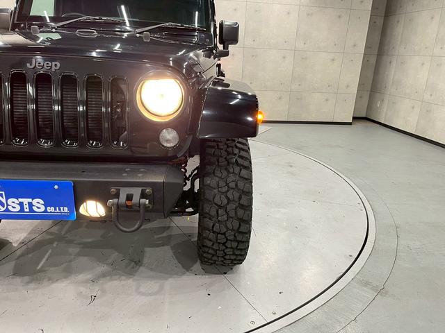 ジープ・ラングラー サハラ　ラゲッドリッジ前後バンパー　リフトアップ　ＭＴタイヤ　ＭＫＷ１７インチＡＷ　背面タイヤ　社外テールランプ　社外ナビ　フルセグＴＶ　ＢＴ接続　サイド・バックモニター　クルコン　ドラレコ　予備キー　ＥＴＣ（11枚目）