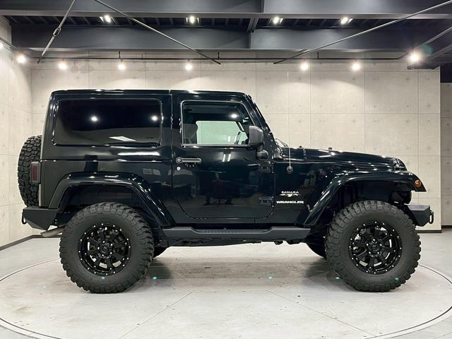 ジープ・ラングラー サハラ　ラゲッドリッジ前後バンパー　リフトアップ　ＭＴタイヤ　ＭＫＷ１７インチＡＷ　背面タイヤ　社外テールランプ　社外ナビ　フルセグＴＶ　ＢＴ接続　サイド・バックモニター　クルコン　ドラレコ　予備キー　ＥＴＣ（13枚目）