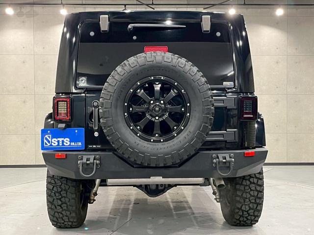 ジープ・ラングラー サハラ　ラゲッドリッジ前後バンパー　リフトアップ　ＭＴタイヤ　ＭＫＷ１７インチＡＷ　背面タイヤ　社外テールランプ　社外ナビ　フルセグＴＶ　ＢＴ接続　サイド・バックモニター　クルコン　ドラレコ　予備キー　ＥＴＣ（15枚目）