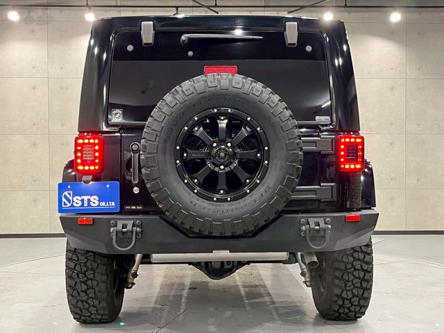 ジープ・ラングラー サハラ　ラゲッドリッジ前後バンパー　リフトアップ　ＭＴタイヤ　ＭＫＷ１７インチＡＷ　背面タイヤ　社外テールランプ　社外ナビ　フルセグＴＶ　ＢＴ接続　サイド・バックモニター　クルコン　ドラレコ　予備キー　ＥＴＣ（16枚目）