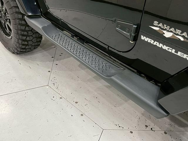 ジープ・ラングラー サハラ　ラゲッドリッジ前後バンパー　リフトアップ　ＭＴタイヤ　ＭＫＷ１７インチＡＷ　背面タイヤ　社外テールランプ　社外ナビ　フルセグＴＶ　ＢＴ接続　サイド・バックモニター　クルコン　ドラレコ　予備キー　ＥＴＣ（21枚目）