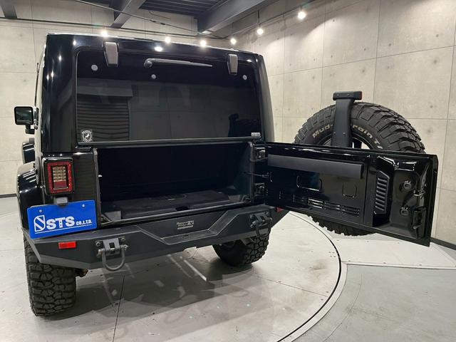 ジープ・ラングラー サハラ　ラゲッドリッジ前後バンパー　リフトアップ　ＭＴタイヤ　ＭＫＷ１７インチＡＷ　背面タイヤ　社外テールランプ　社外ナビ　フルセグＴＶ　ＢＴ接続　サイド・バックモニター　クルコン　ドラレコ　予備キー　ＥＴＣ（22枚目）