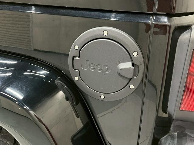 ジープ・ラングラー サハラ　ラゲッドリッジ前後バンパー　リフトアップ　ＭＴタイヤ　ＭＫＷ１７インチＡＷ　背面タイヤ　社外テールランプ　社外ナビ　フルセグＴＶ　ＢＴ接続　サイド・バックモニター　クルコン　ドラレコ　予備キー　ＥＴＣ（23枚目）